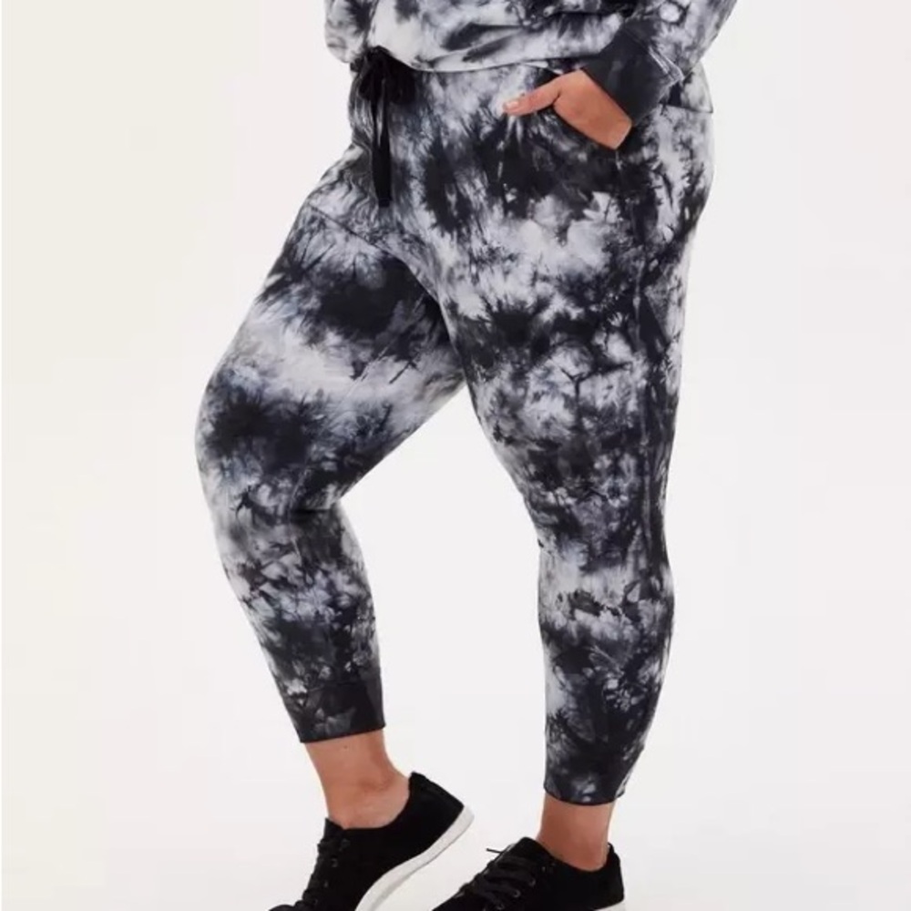 Torrid Size 2 Fleece Tie-Dye Joggers